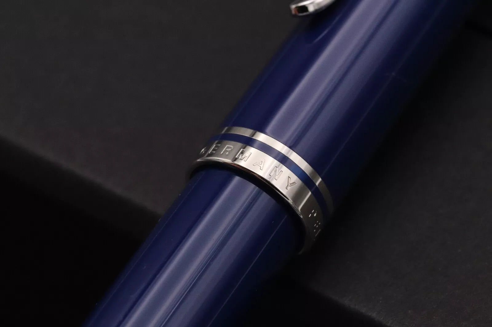 Pelikan Souveran M805 Dark Blue Fountain Pen image 5