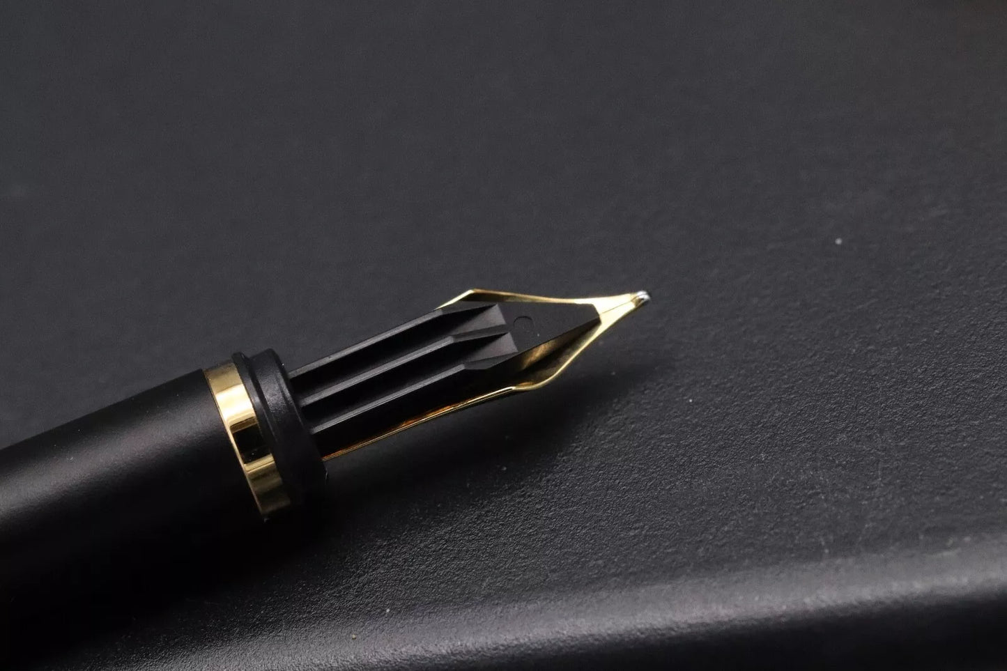 Montblanc Noblesse 2nd Generation Gold-Plated Fountain Pen - UNUSED image 3