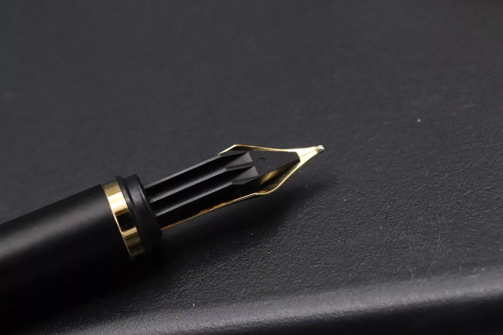 Montblanc Noblesse 2nd Generation Gold-Plated Fountain Pen - UNUSED image 3