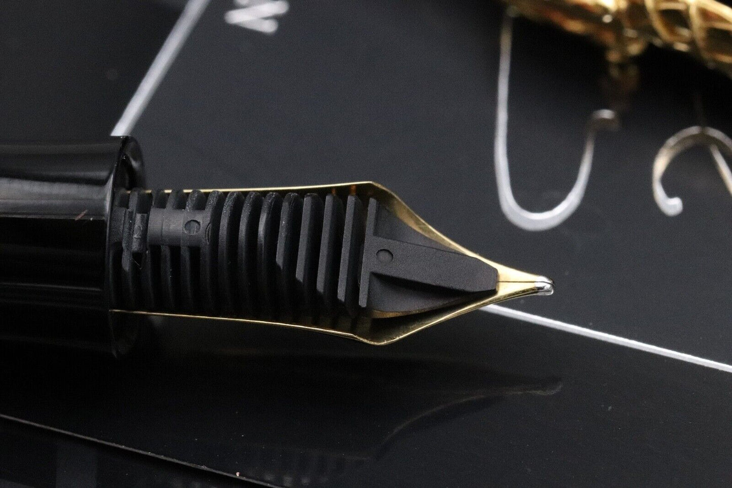 Montblanc Writers Edition Imperial Dragon Solid Gold 888 Fountain Pen - UNUSED image 3