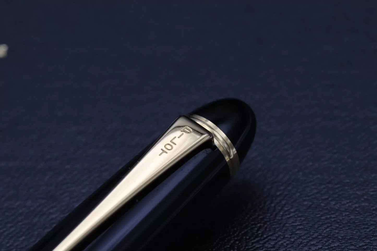 Pilot Custom 823 Smoke Fountain Pen - Broad Nib image 6