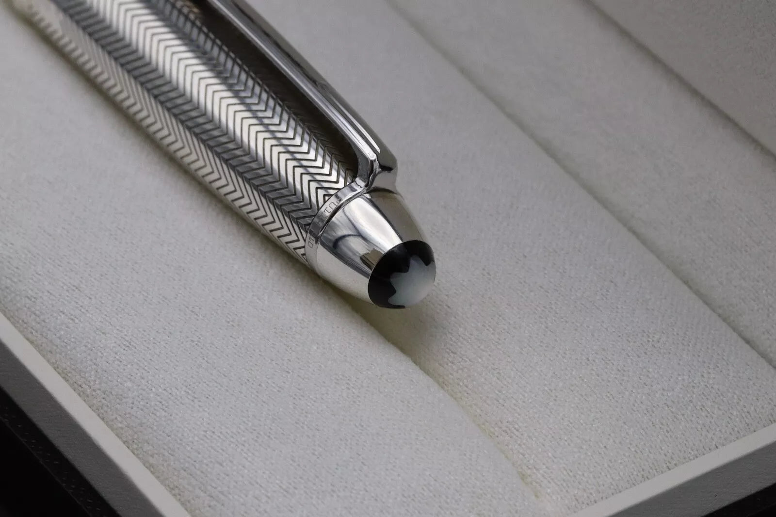 Montblanc Meisterstuck LeGrand Silver Barley Diamond Fountain Pen - UNUSED image 8