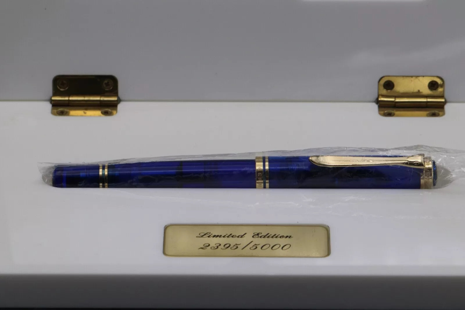 Pelikan M800 Blue Ocean Limited Edition Fountain Pen - Broad PF Nib image 9