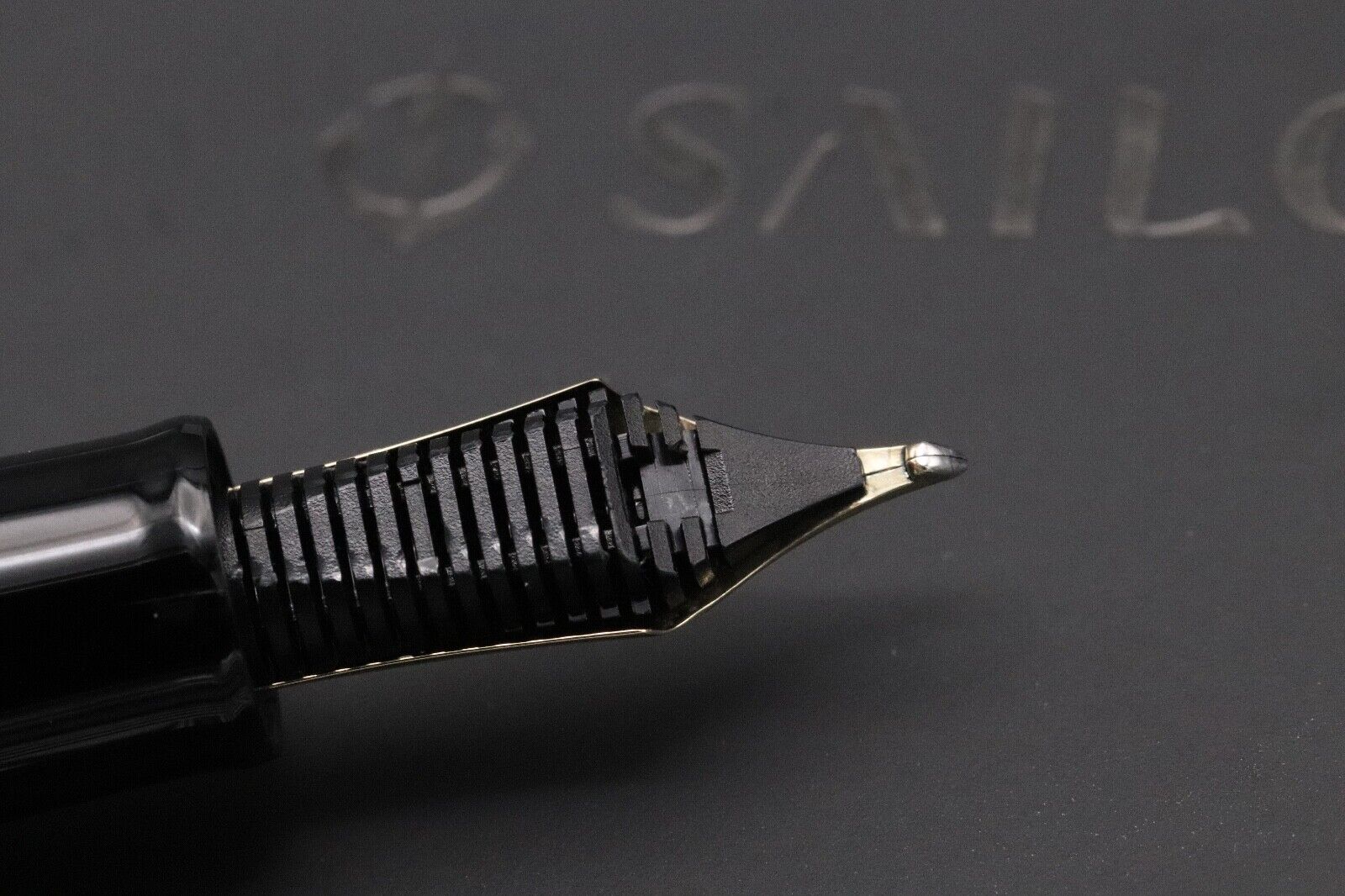 Sailor 1911L Black Gold Fountain Pen - Naginata Cross Point Nib image 3