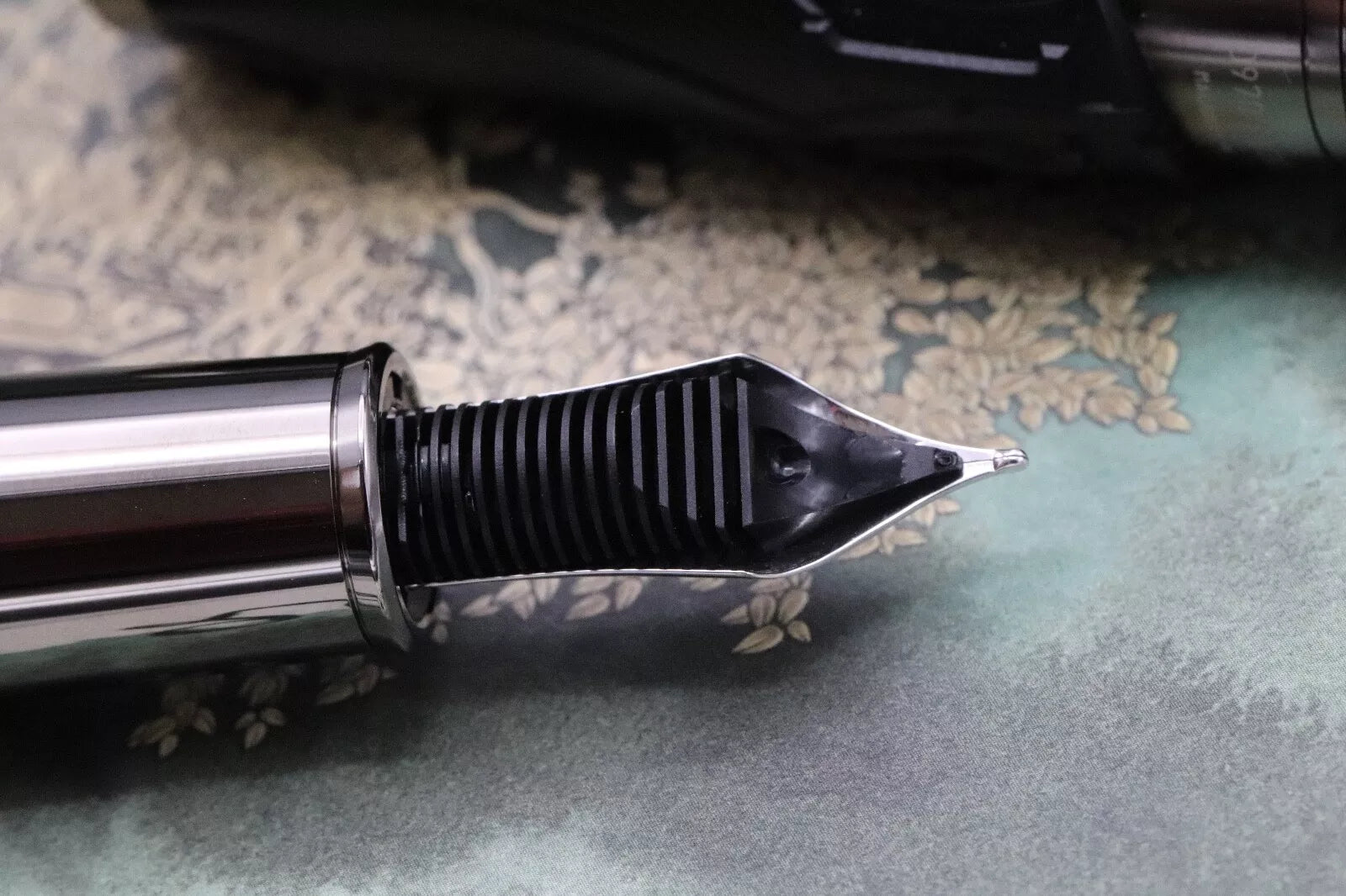 Montblanc Writers Edition Homage to Brothers Grimm Fountain Pen - UNUSED image 4