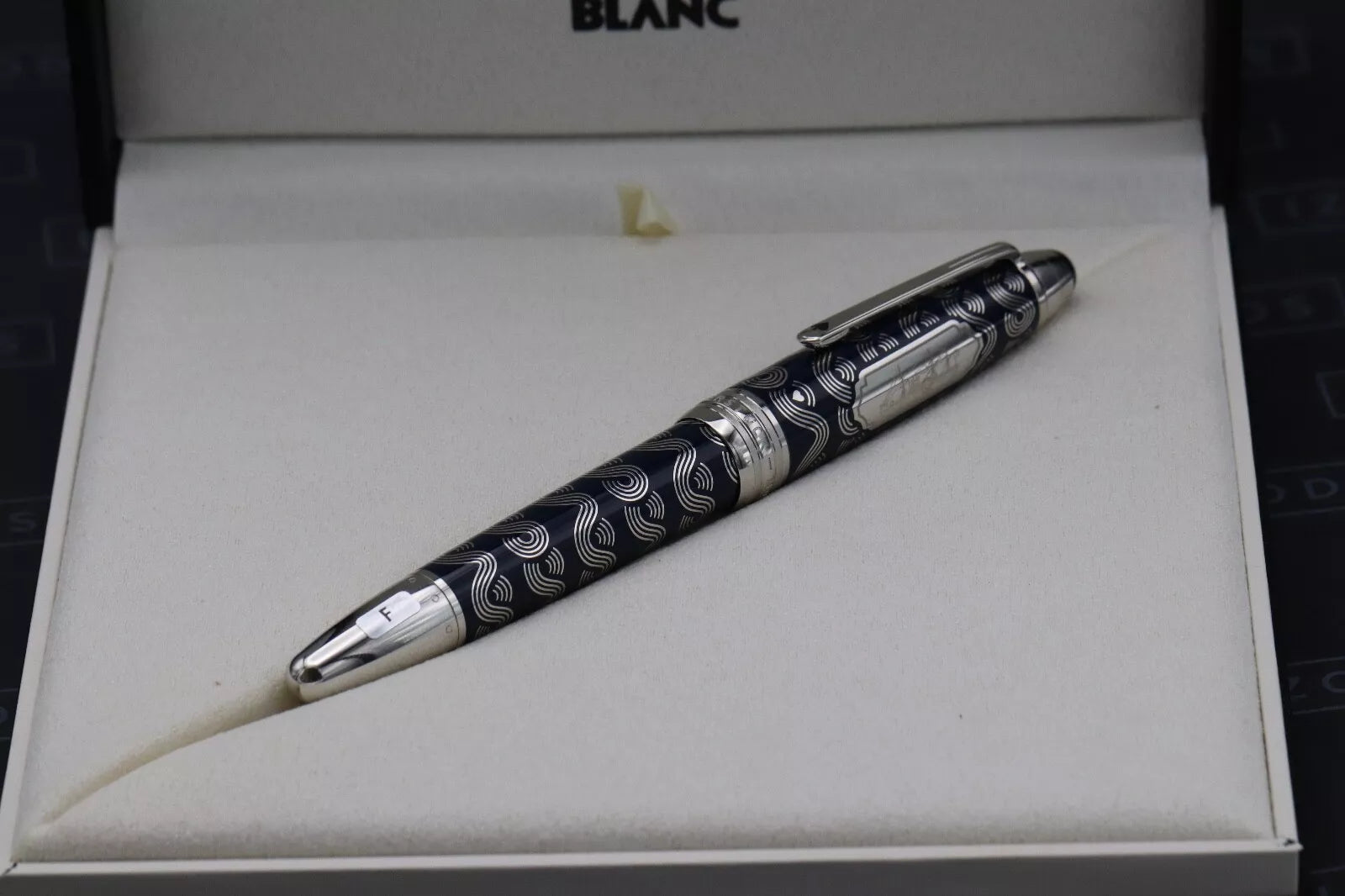 Montblanc LeGrand Around the World in 80 Days LeGrand Solitaire Fountain Pen image 9