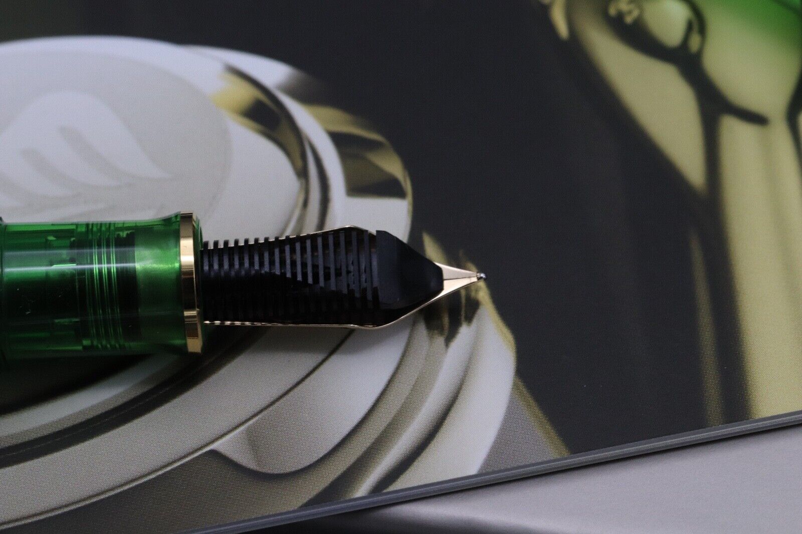 Pelikan M800 Green Demonstrator Special Edition Fountain Pen - UNUSED - EF image 4