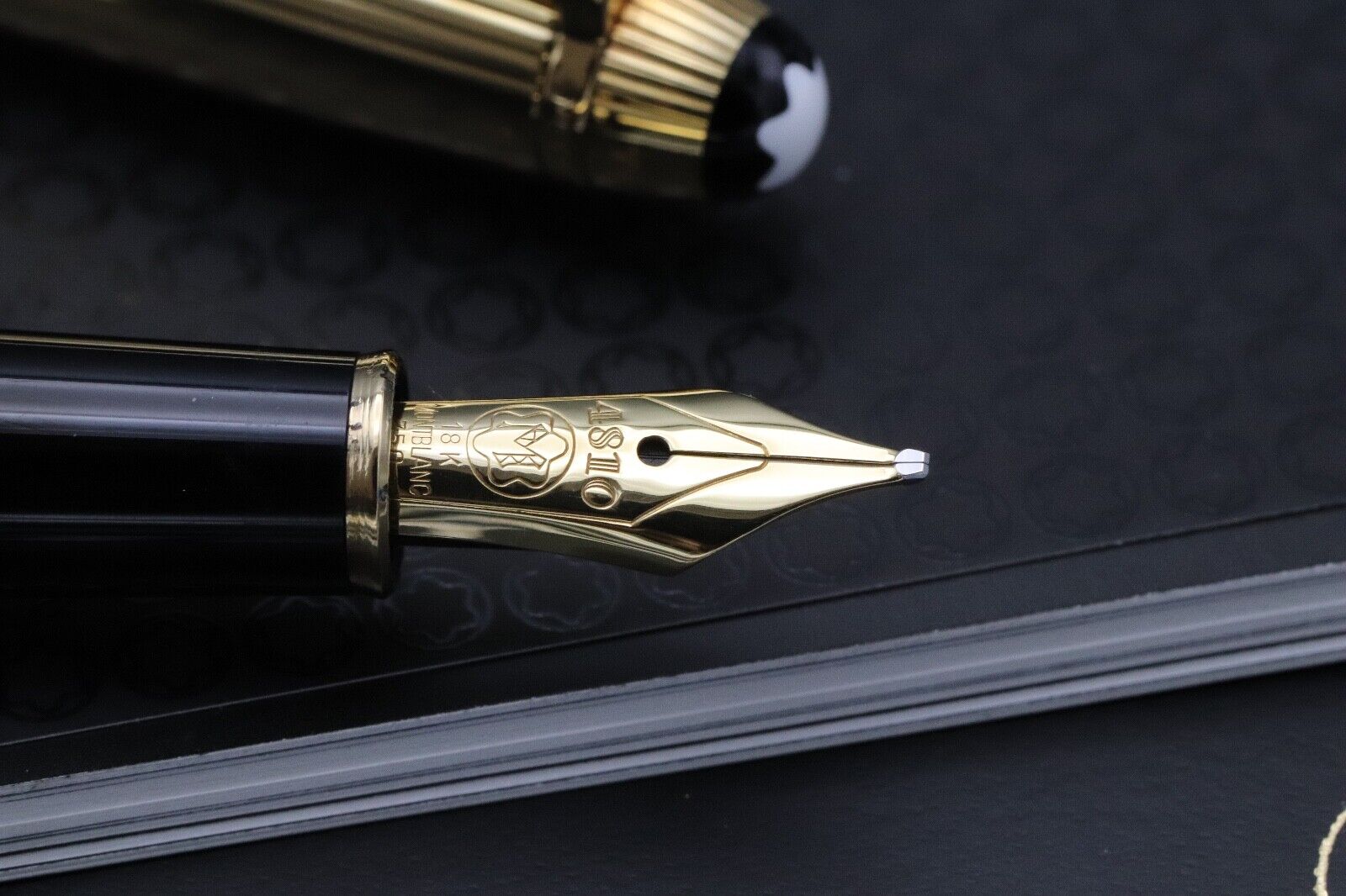 Montblanc Meisterstuck 144 Classique Pinstripe Solid Gold Fountain Pen image 2