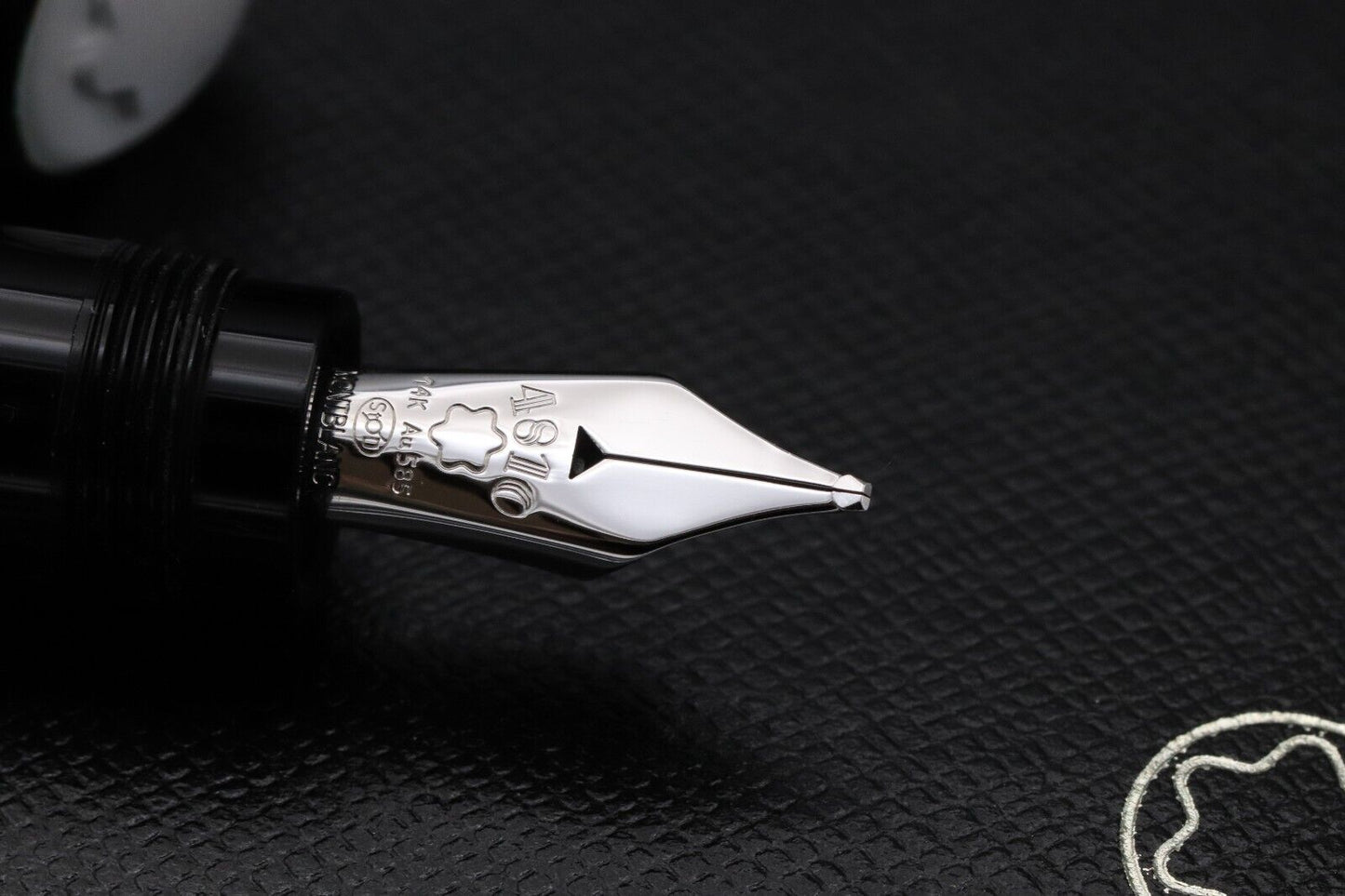 Montblanc Heritage 1912 Fountain Pen - Broad Nib image 2
