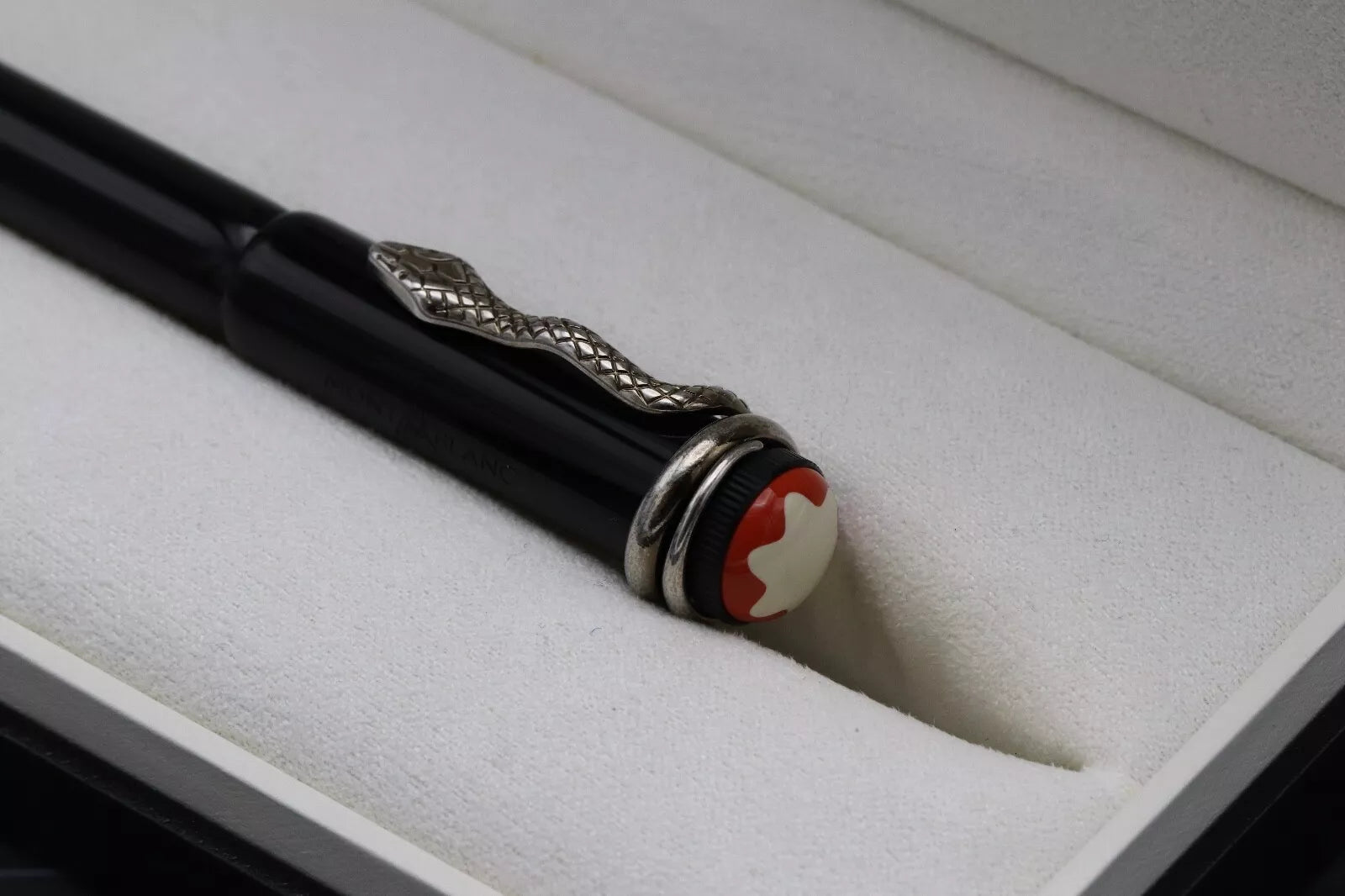 Montblanc Heritage Rouge et Noir Black SE Rollerball Pen image 6