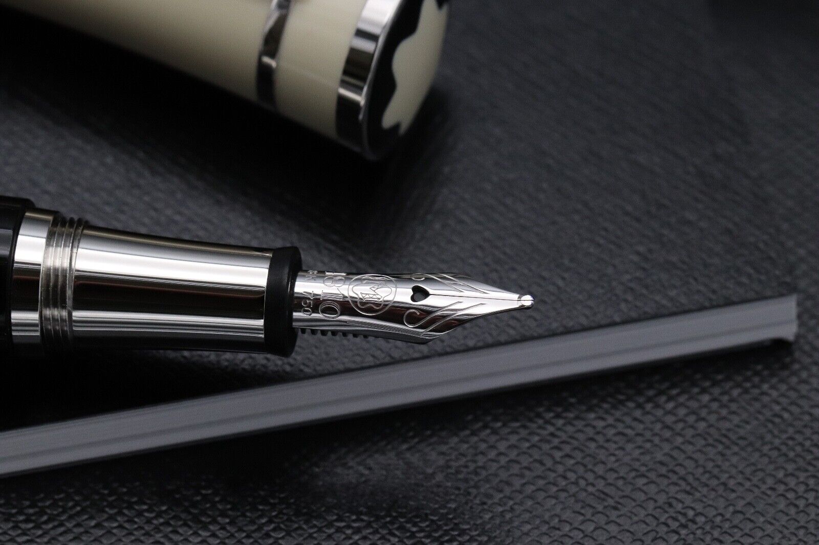 Montblanc Muses Greta Garbo Special Edition Fountain Pen image 2