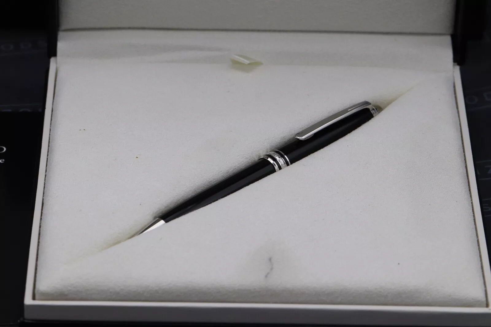 Montblanc Meisterstück 164 Classique Diamond Collection Ballpoint Pen image 5