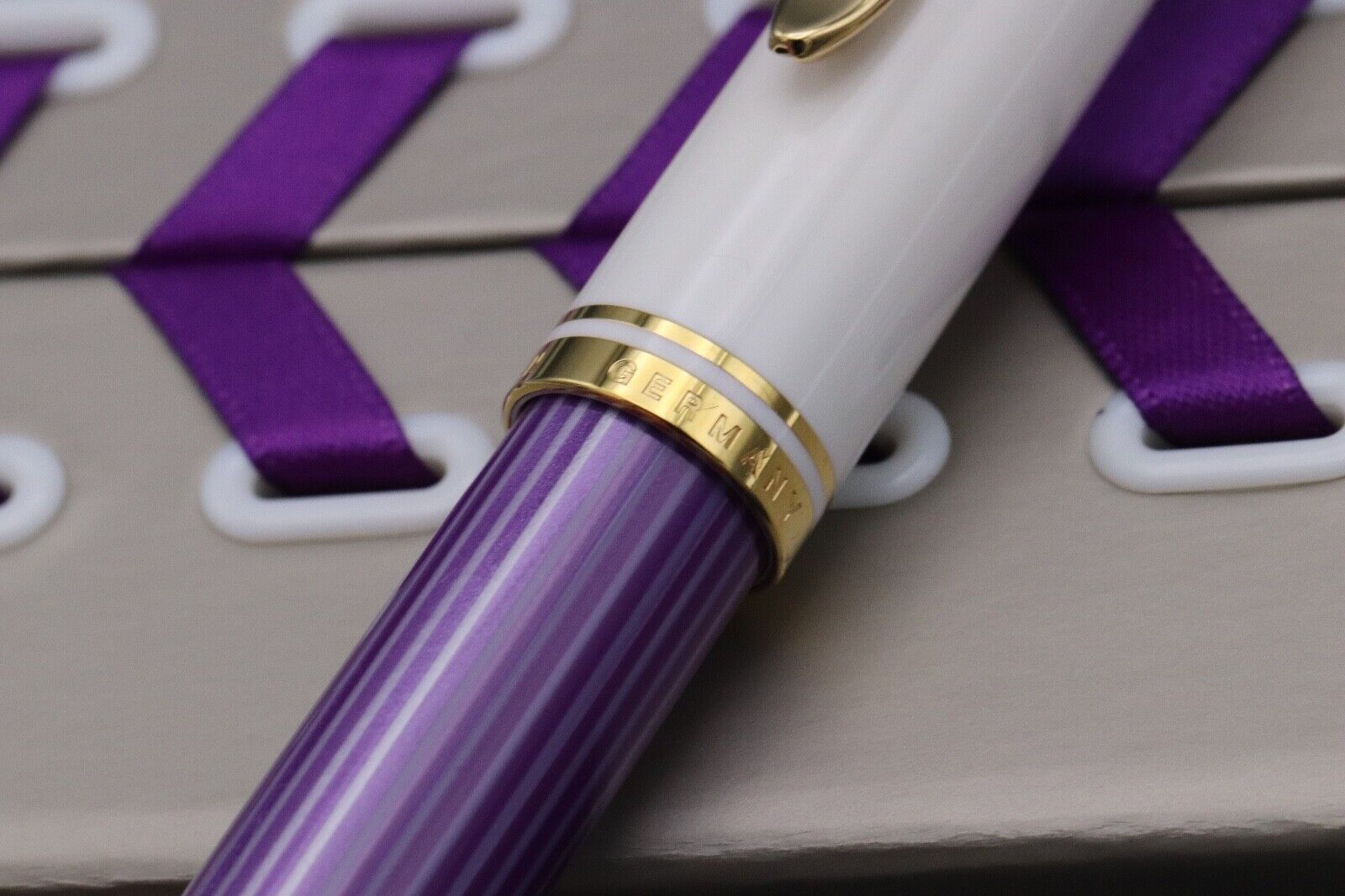 Pelikan Souveran M600 Violet White Special Edition Fountain Pen - Fine Nib image 4