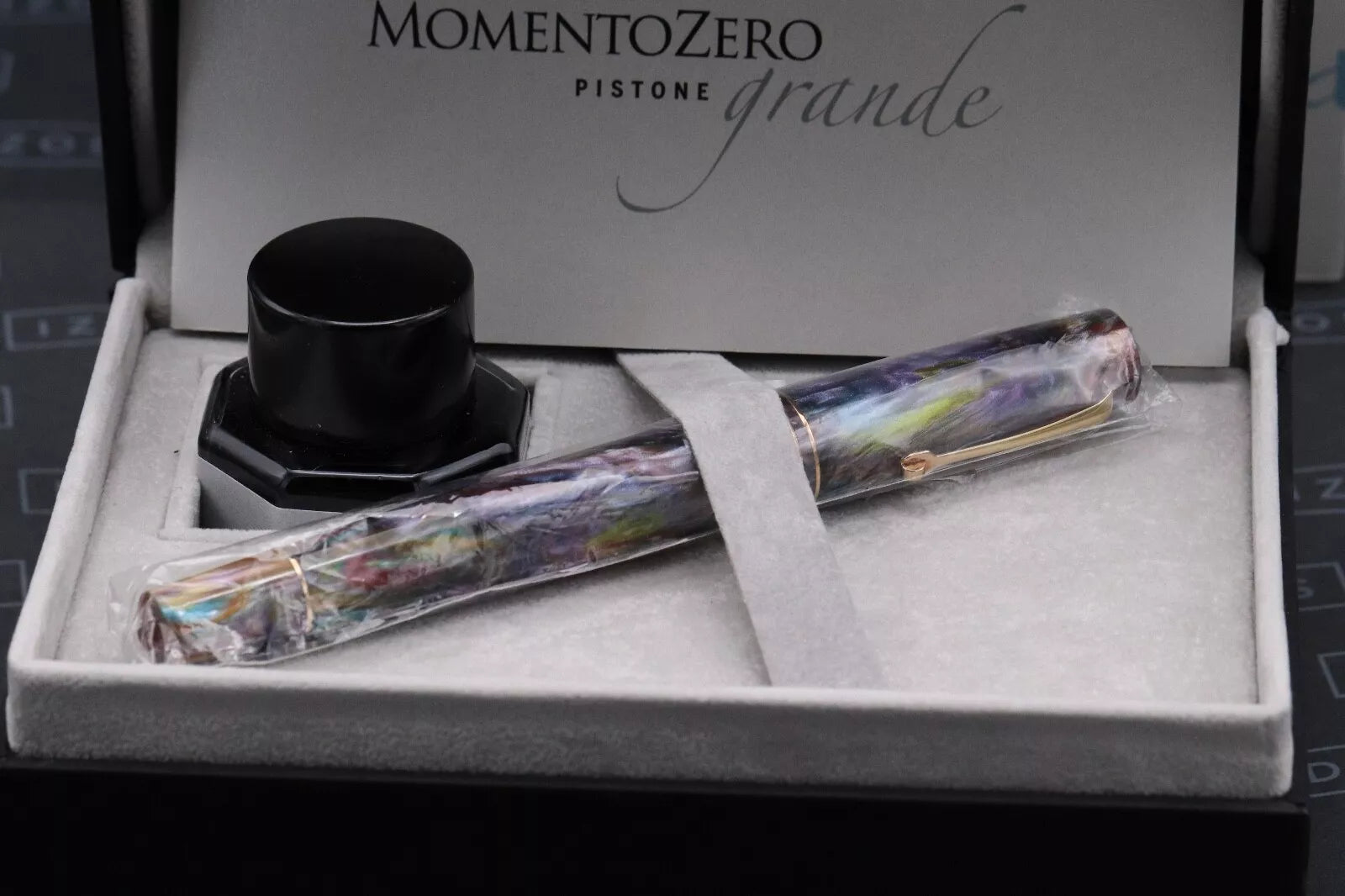 Leonardo Momento Zero Grande Red Gold Primary Manipulation 4 LE Fountain Pen image 9