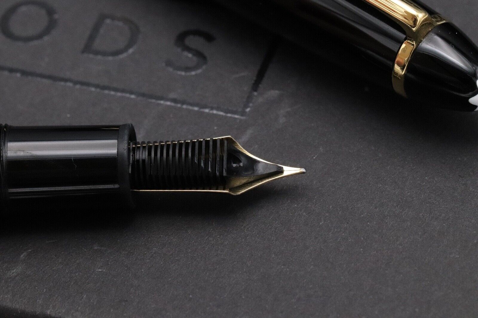 Montblanc Meisterstuck 146 LeGrand Gold Line Fountain Pen - Monotone Nib image 3