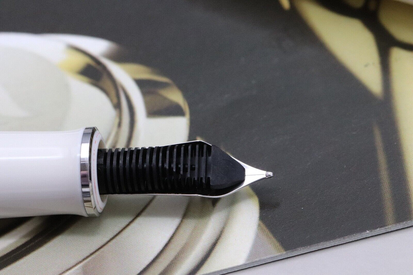 Pelikan Souveran M605 White Transparent Fountain Pen - Fine Nib image 4