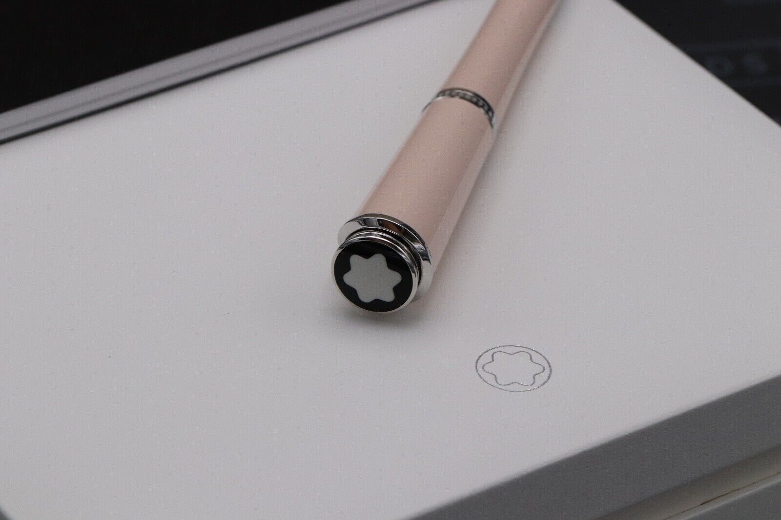 Montblanc Muses Poudre Special Edition Ballpoint Pen - UNUSED image 4