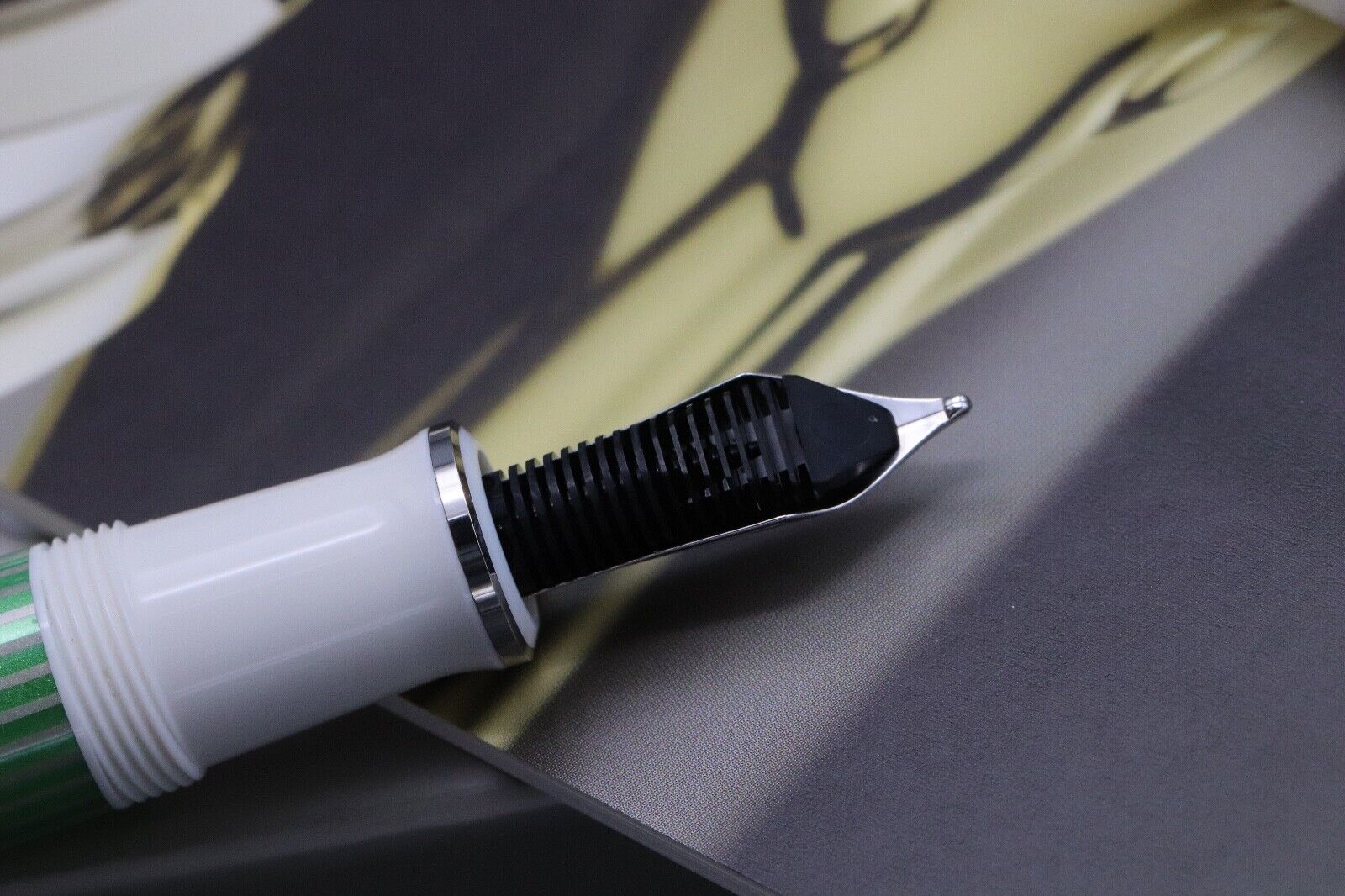 Pelikan Souveran M605 Green White Fountain Pen image 4
