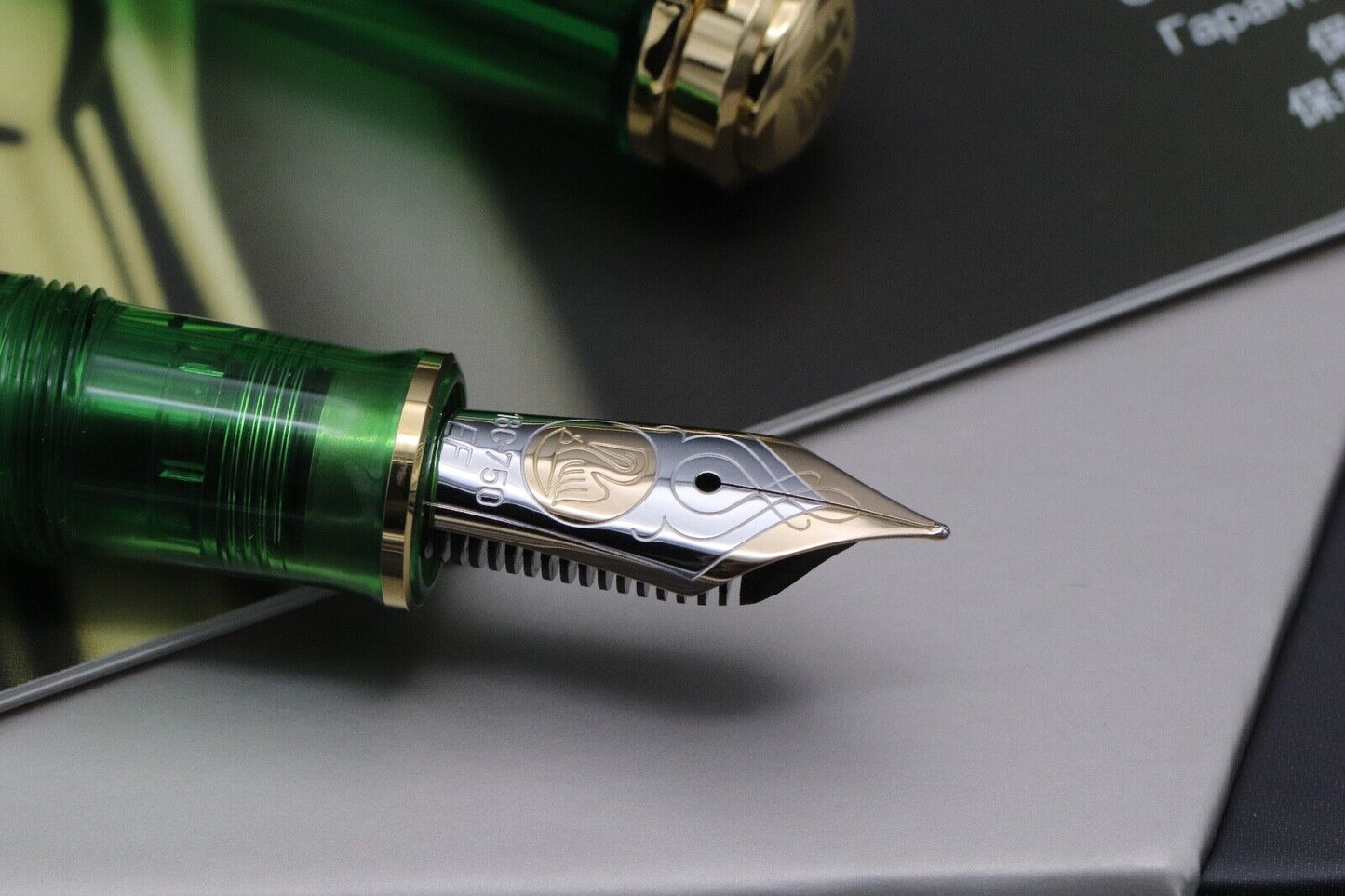 Pelikan M800 Green Demonstrator Special Edition Fountain Pen - UNUSED - EF image 2