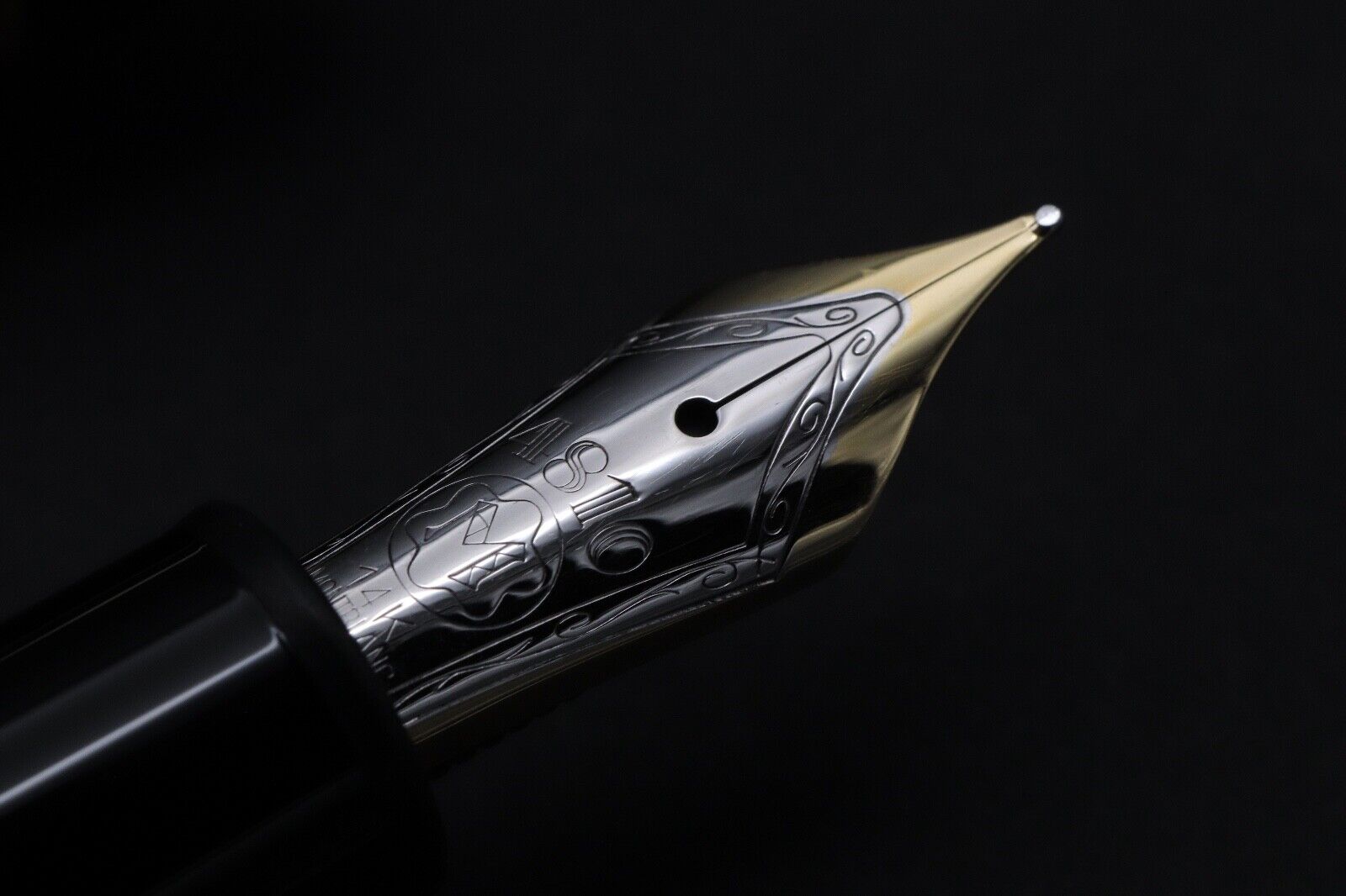 Montblanc Meisterstuck 146 LeGrand Gold-Coated Fountain Pen image 3
