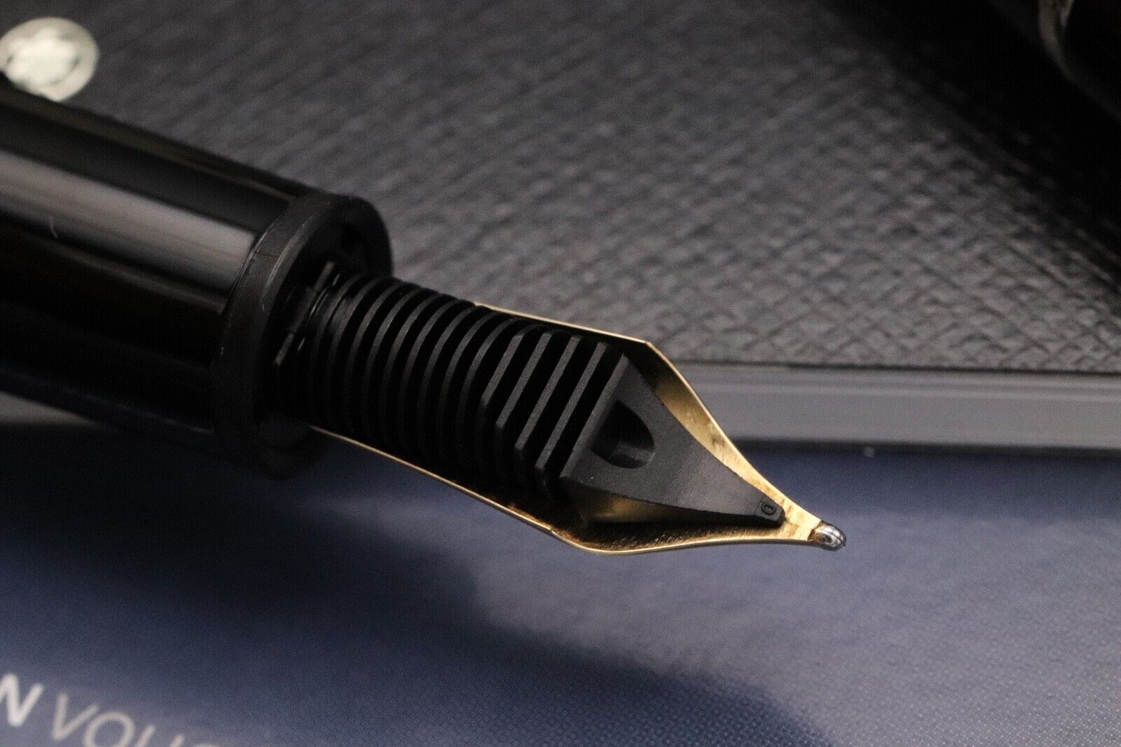 Montblanc Meisterstuck 146 LeGrand Platinum-Coated Fountain Pen image 3