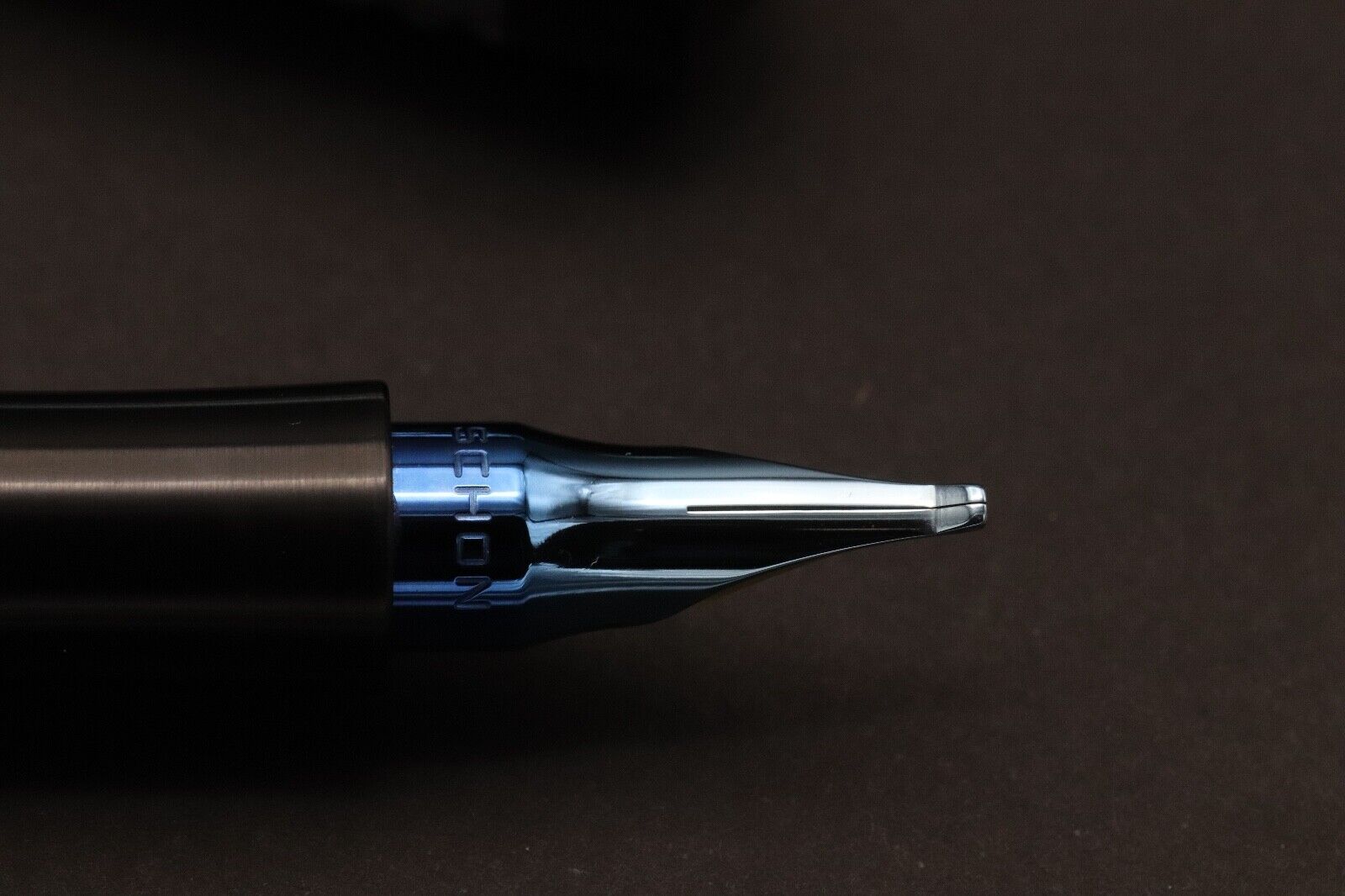 Schon DSGN Titanium Shell Fountain Pen - Stub Monoc Nib image 2