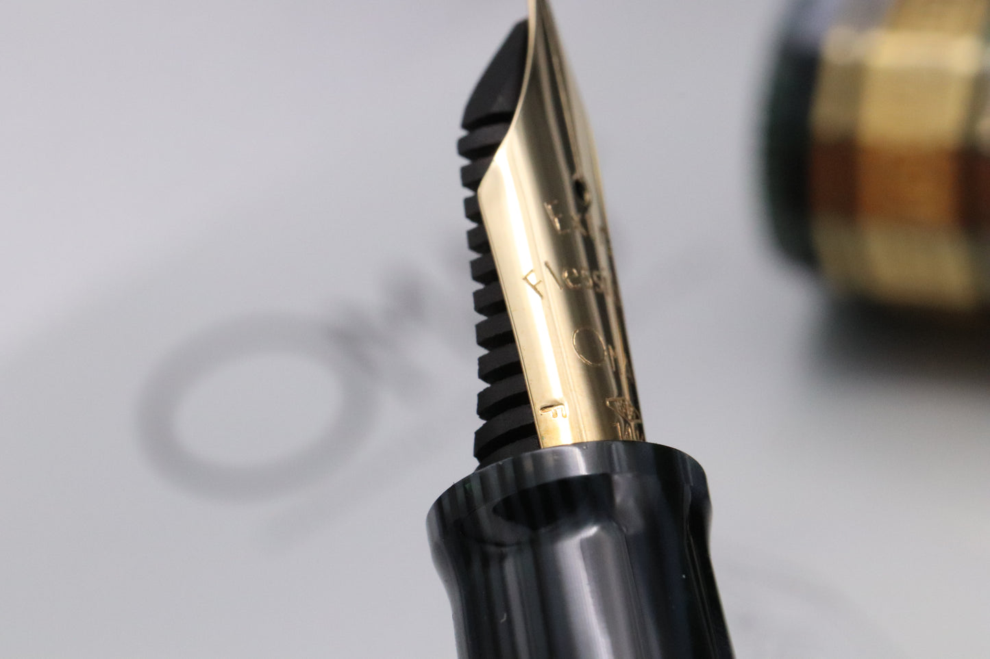 Omas Paragon Arco Verde Celluloid Gold LE80 Fountain Pen - Extra Flessible Nib