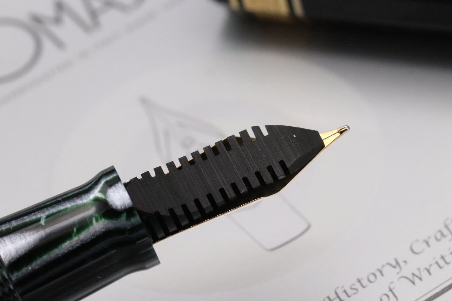 Omas Paragon Arco Verde Celluloid Gold LE80 Fountain Pen - Extra Flessible Nib
