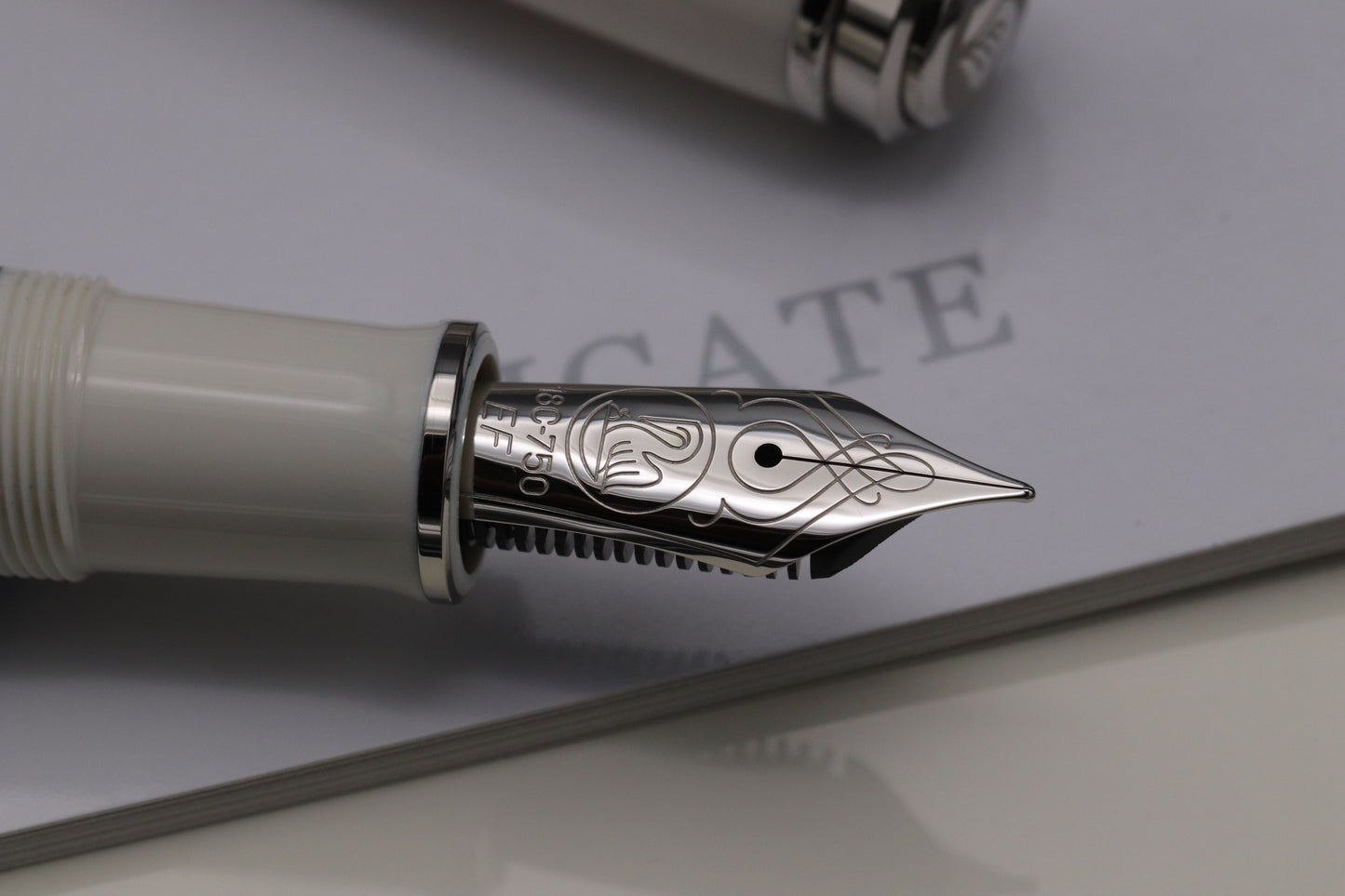 Pelikan Souveran M910 Toledo White Special Edition Fountain Pen - EF Nib
