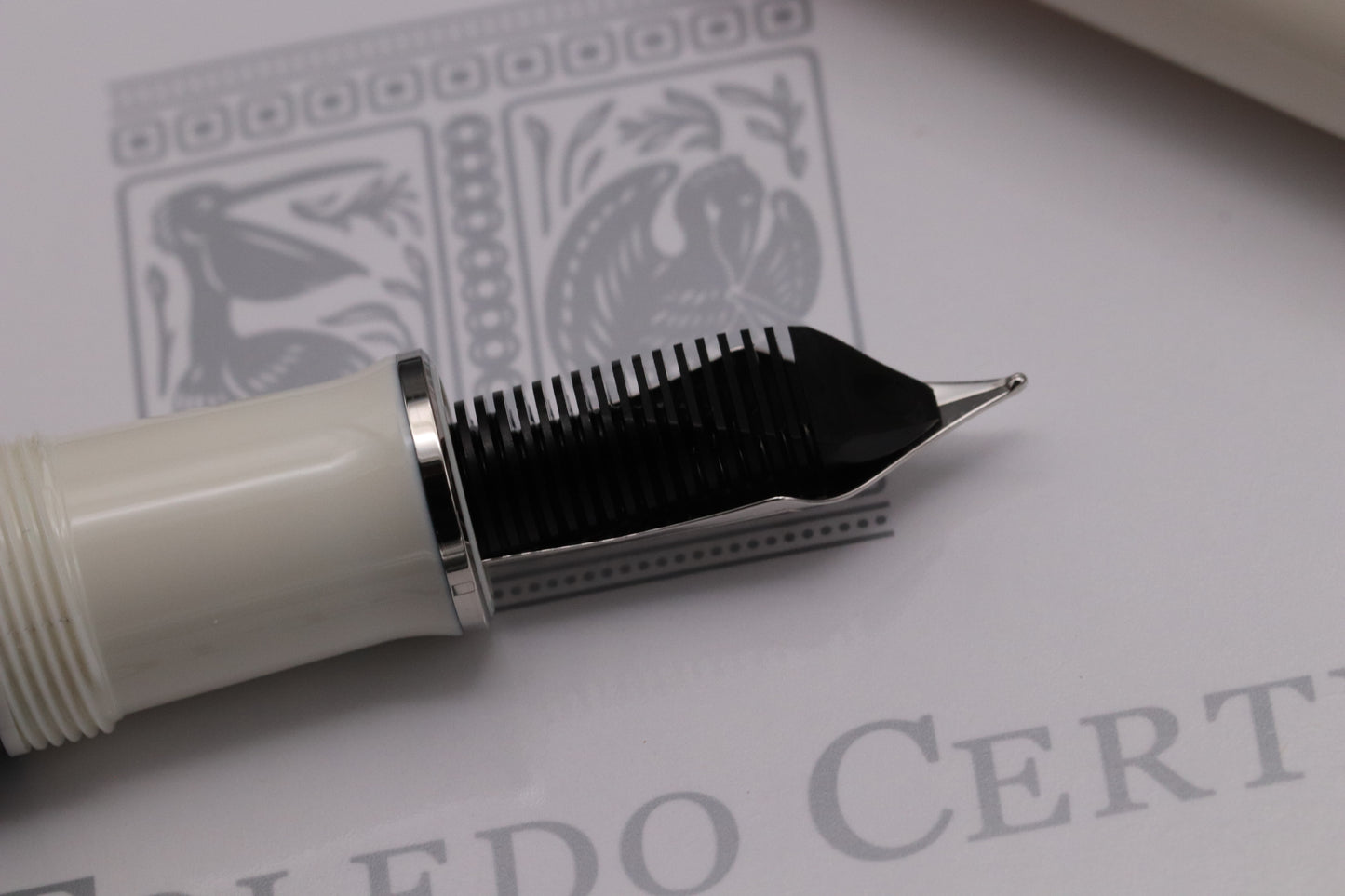 Pelikan Souveran M910 Toledo White Special Edition Fountain Pen - EF Nib
