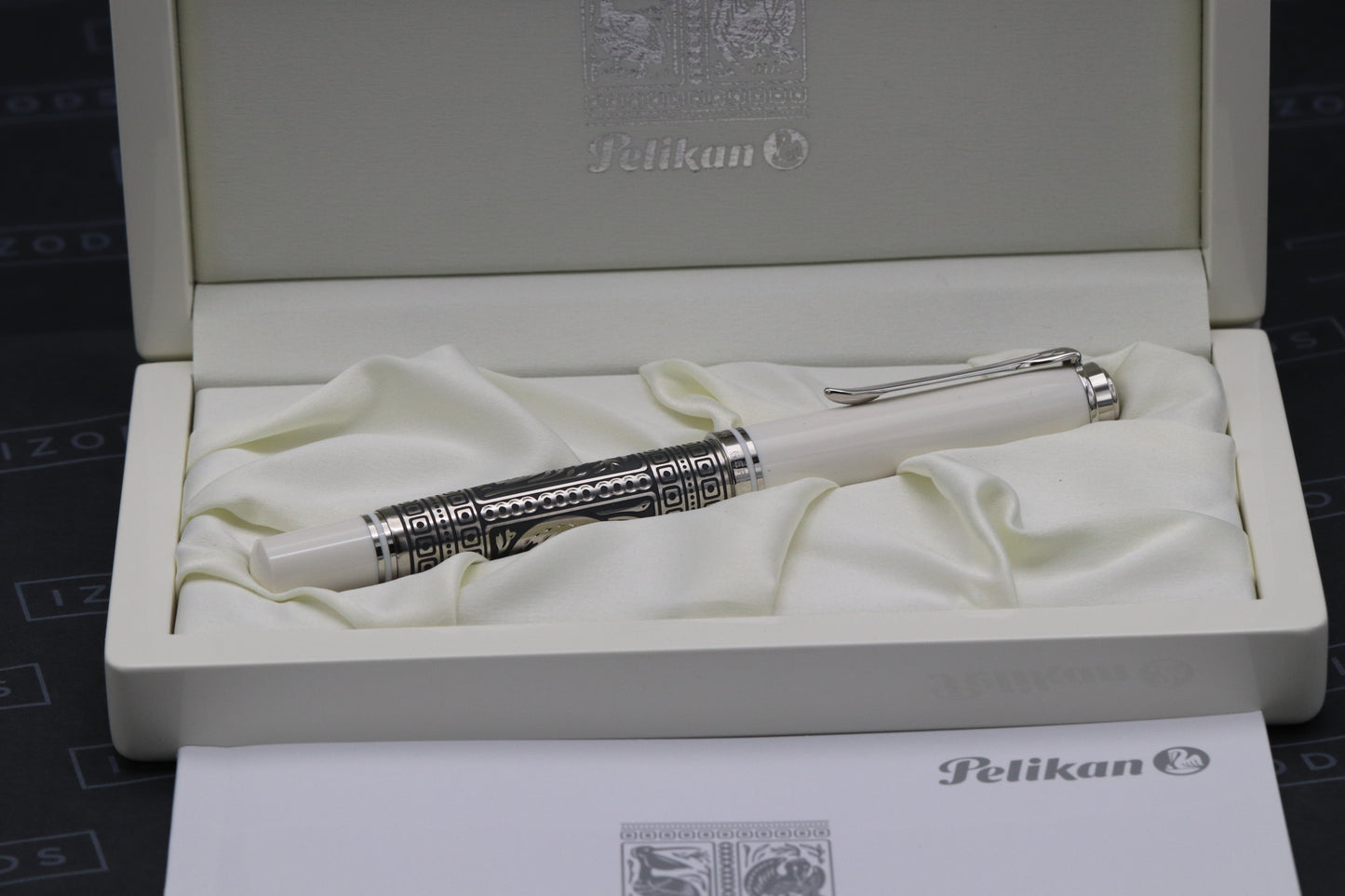 Pelikan Souveran M910 Toledo White Special Edition Fountain Pen - EF Nib