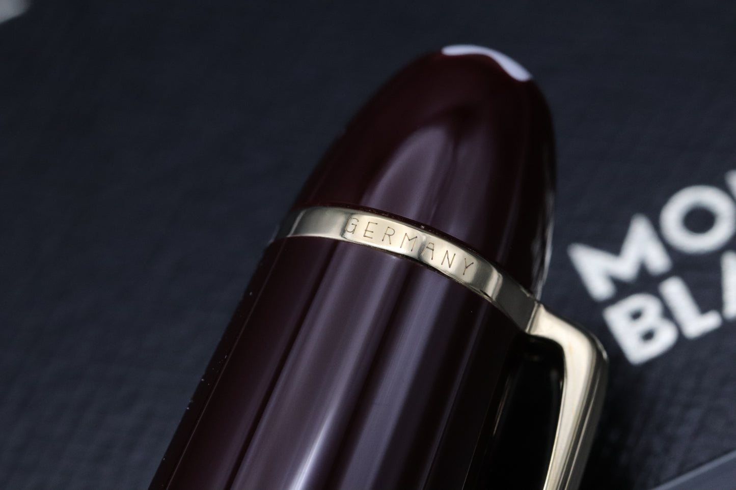 Montblanc Meisterstuck 147 Traveller Bordeaux Fountain Pen with Pouch - BB Nib