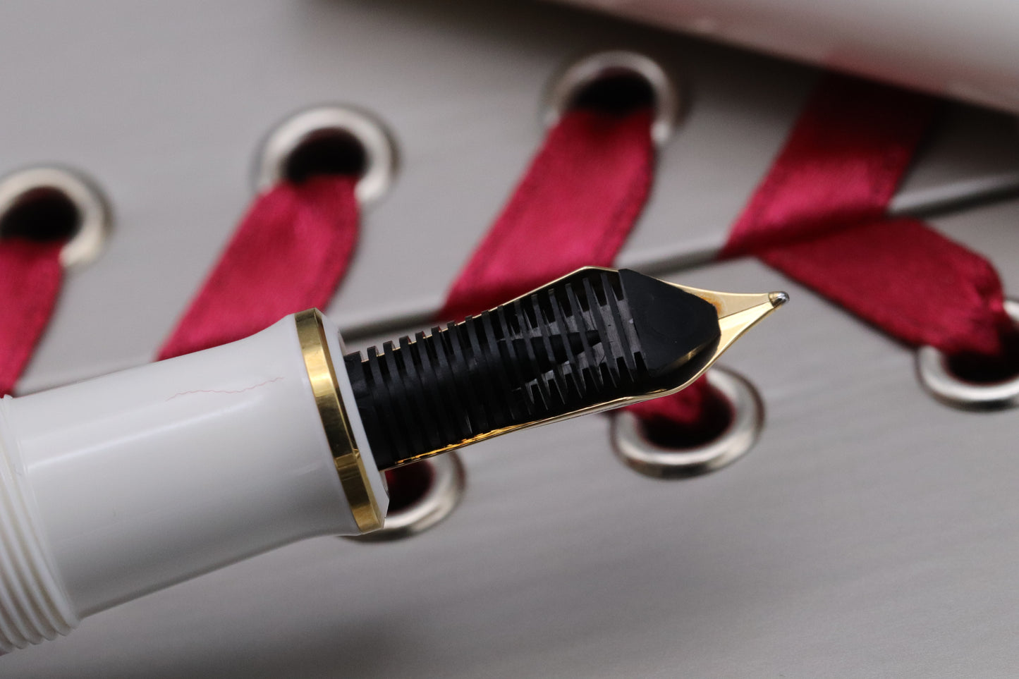 Pelikan Souveran M600 Pink White Fountain Pen - UNUSED - EF Nib