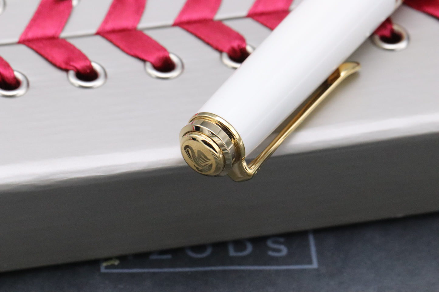 Pelikan Souveran M600 Pink White Fountain Pen - UNUSED - EF Nib