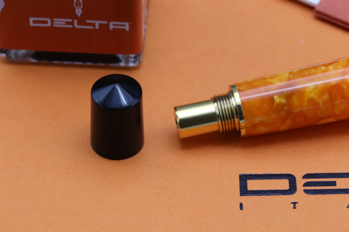 Delta d.V 2.0 Premium Gold Trim Fountain Pen - 14k Fine Nib - DIPPED