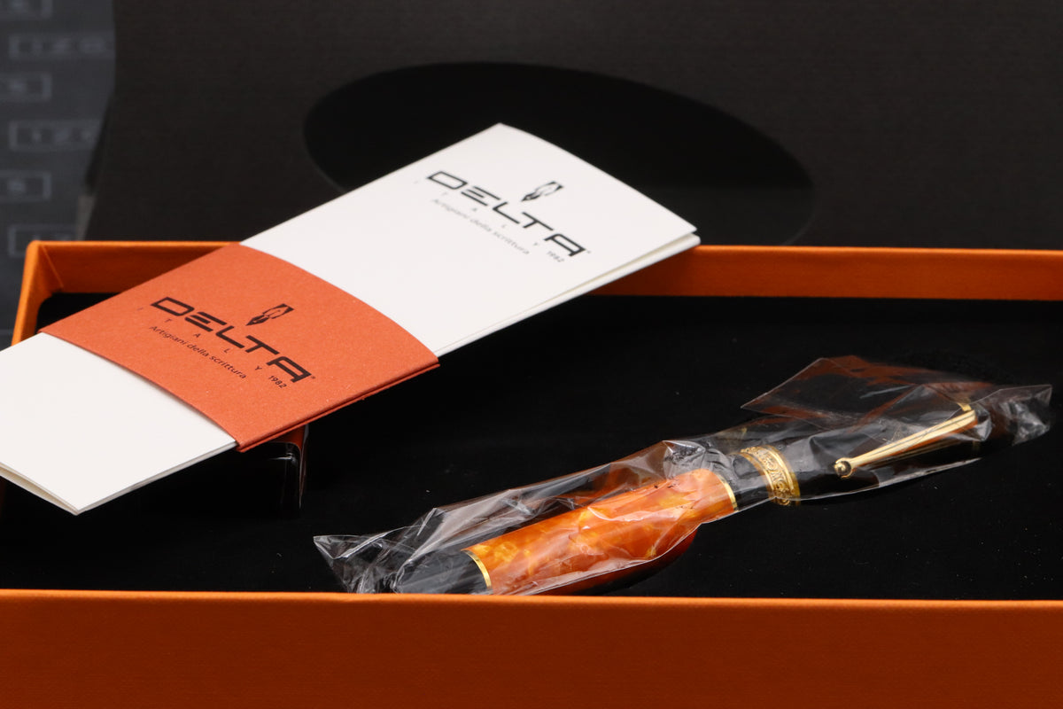 Delta d.V 2.0 Premium Gold Trim Fountain Pen - 14k Fine Nib - DIPPED