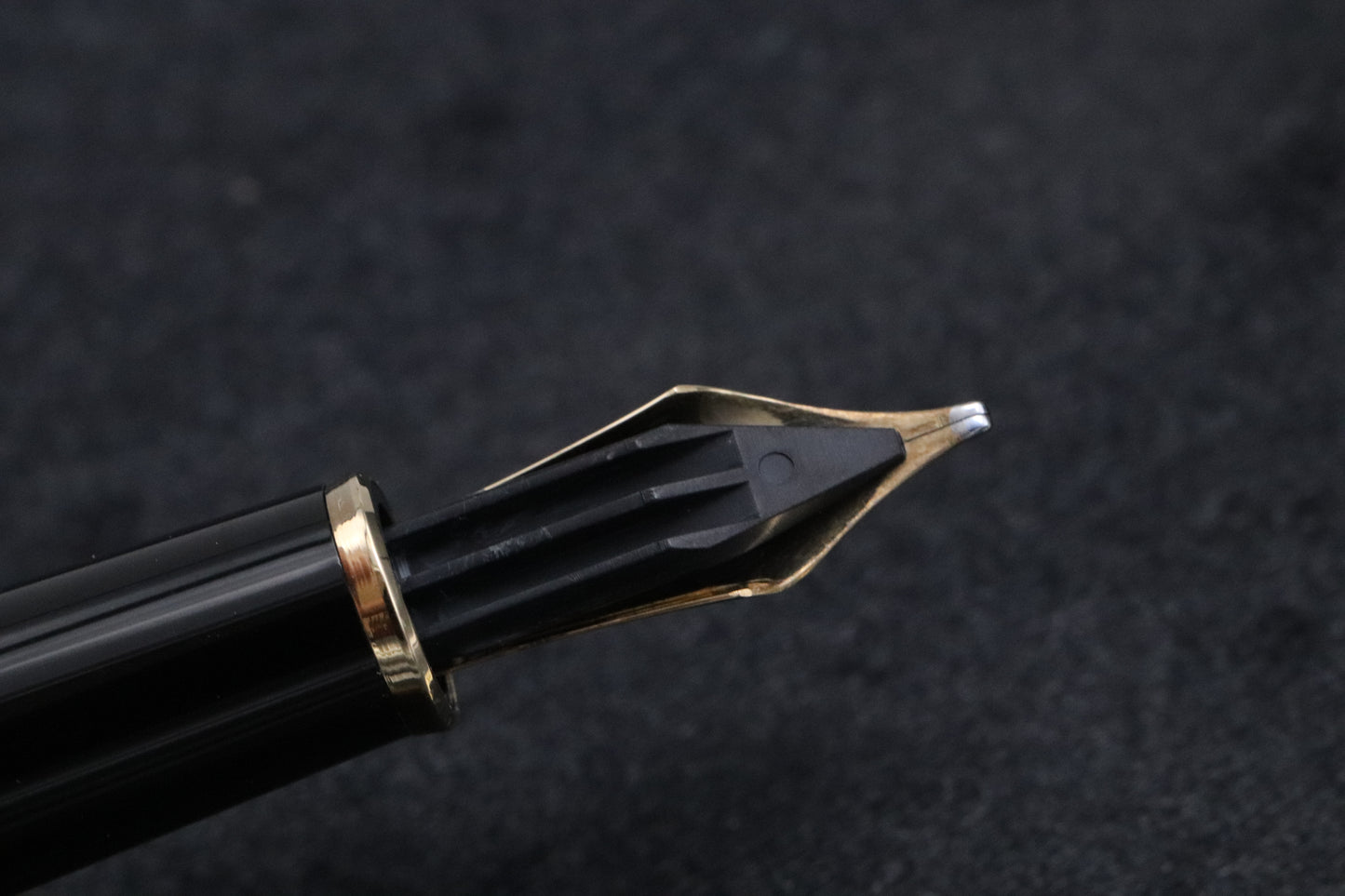 Montblanc Meisterstuck 144 Classique Bordeaux Fountain Pen - Broad Monotone Nib