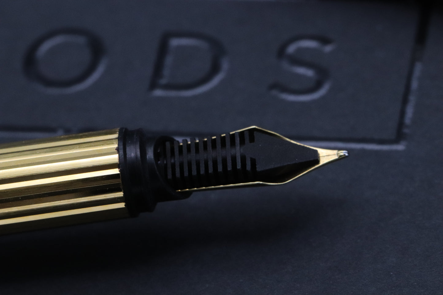 Cartier Must de Cartier Red Black Marble Lacquer Fountain Pen