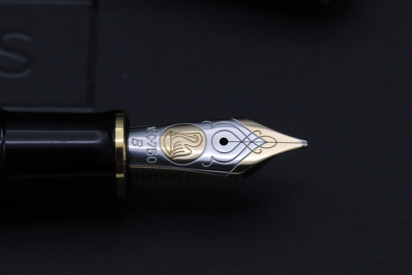 Pelikan Souveran M800 Green Black Fountain Pen - Broad Nib - Transparent Barrel