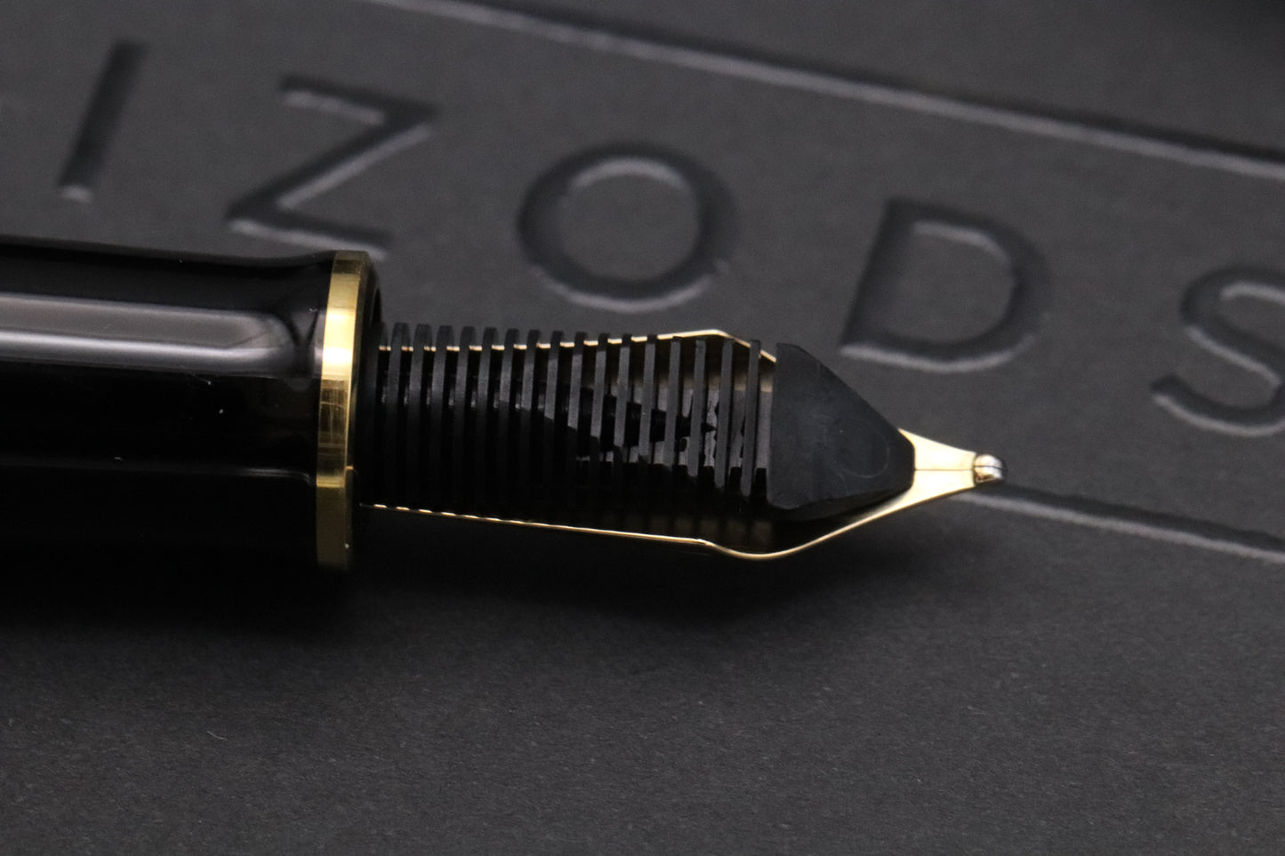 Pelikan Souveran M800 Green Black Fountain Pen - Broad Nib - Transparent Barrel