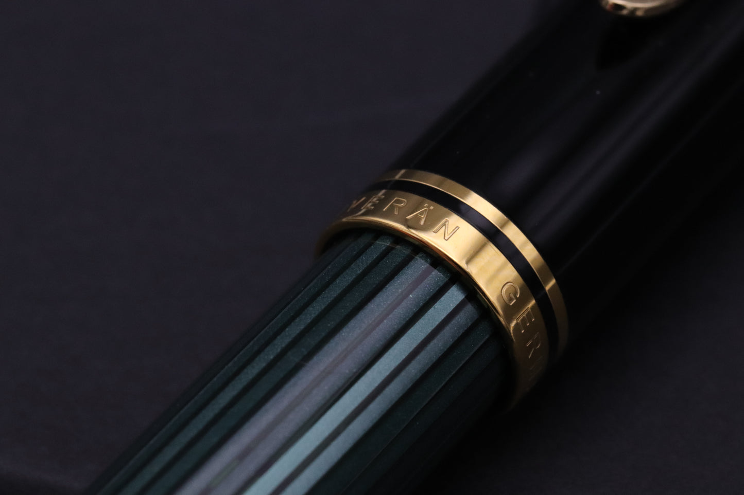 Pelikan Souveran M800 Green Black Fountain Pen - Broad Nib - Transparent Barrel