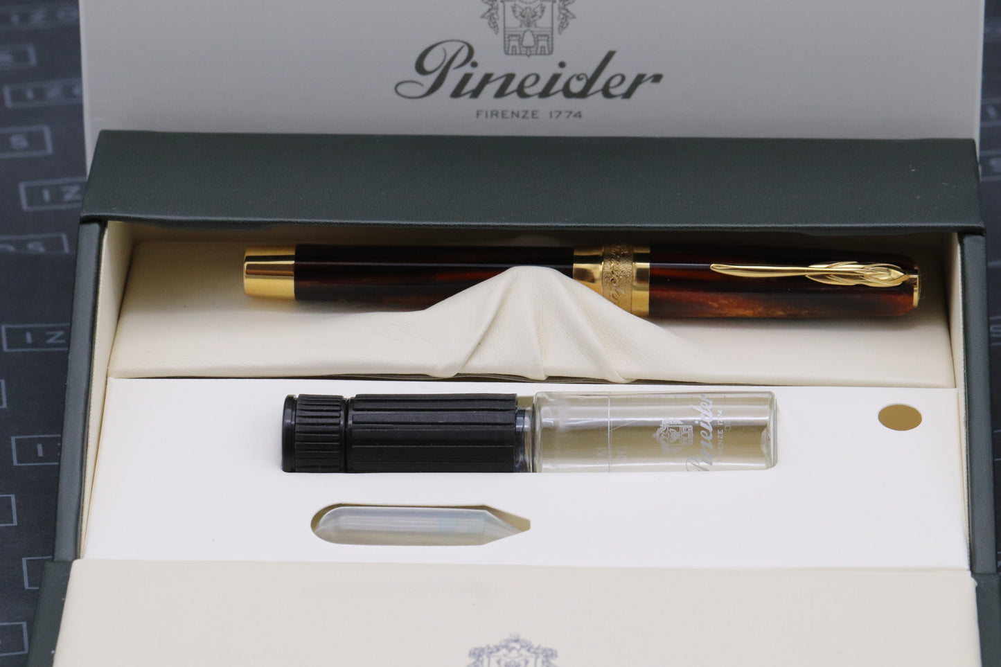 Pineider La Grande Bellezza Arco Oak LE88 Gold Trim Fountain Pen