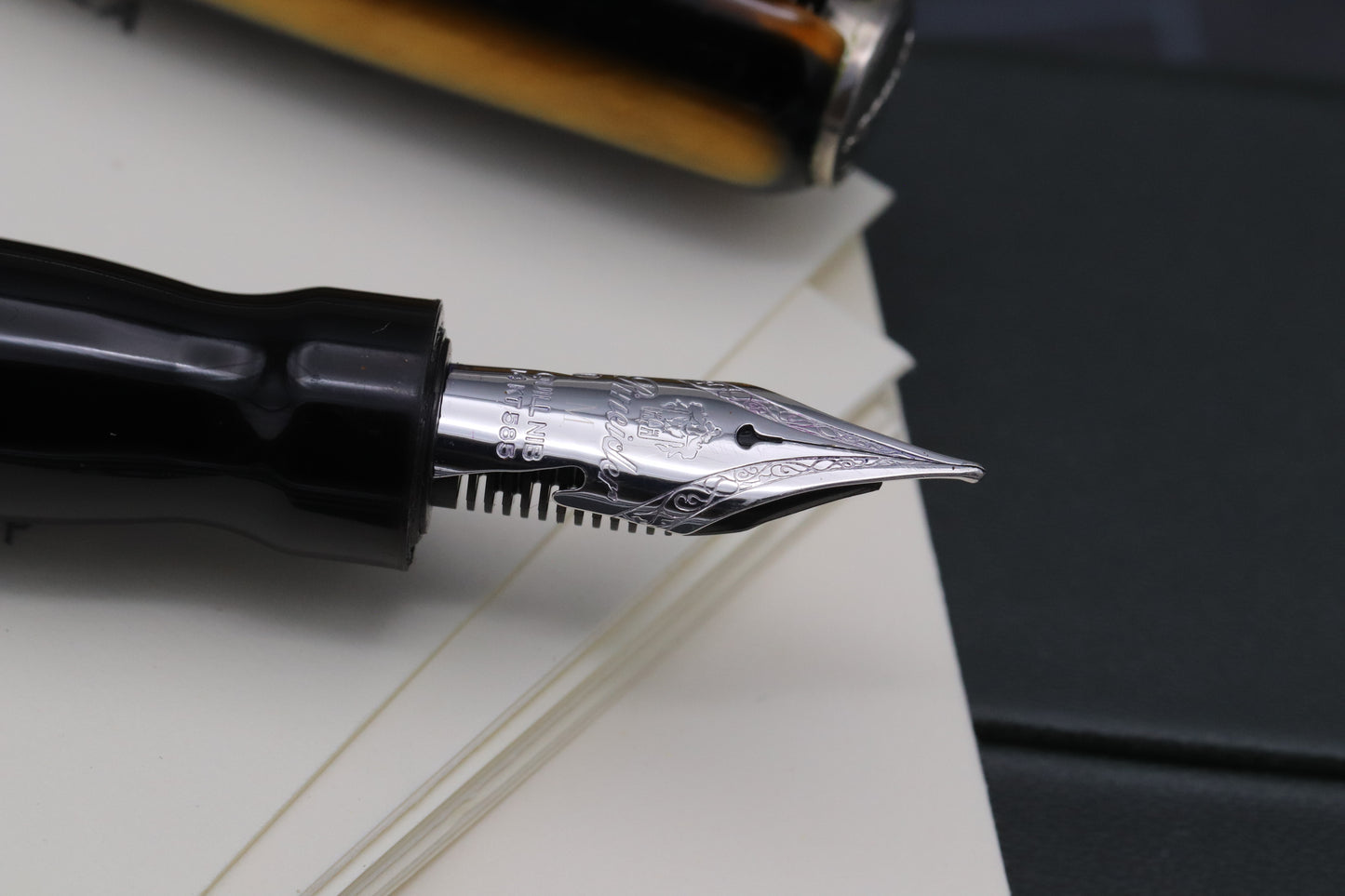 Pineider La Grande Bellezza Arco Blue Bee LE888 Fountain Pen