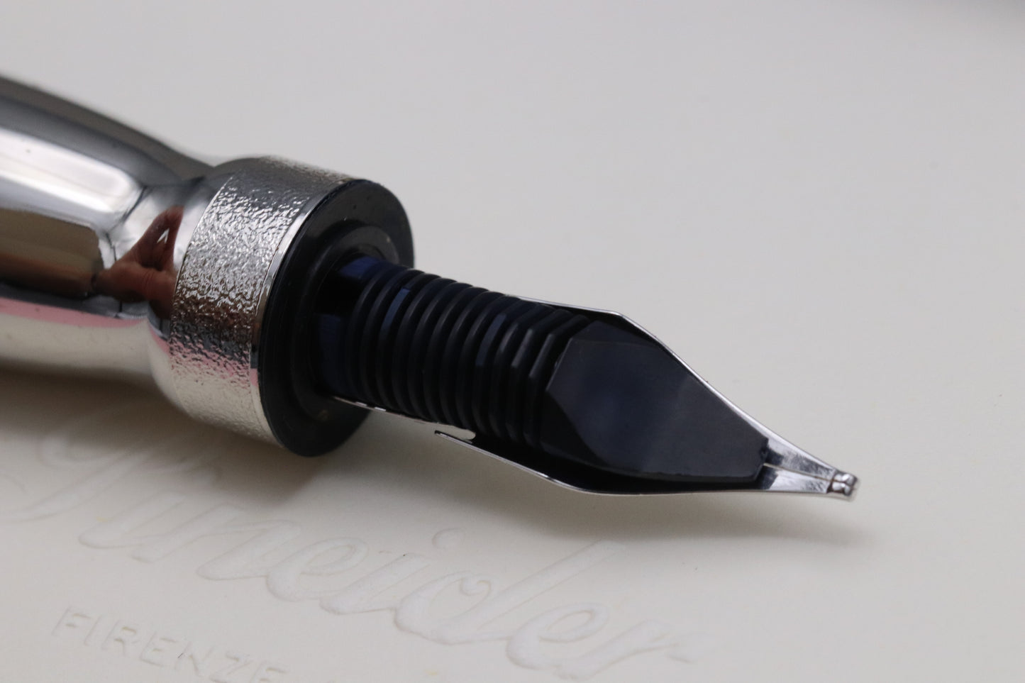 Pineider La Grande Bellezza Gemstones Lapis Blue Fountain Pen - Broad Nib