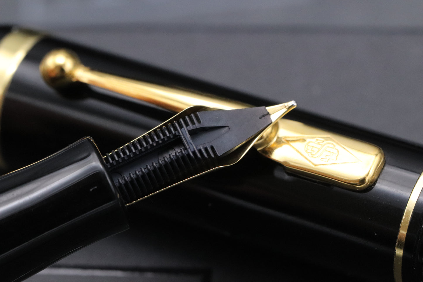 Conway Stewart Churchill Black Fountain Pen