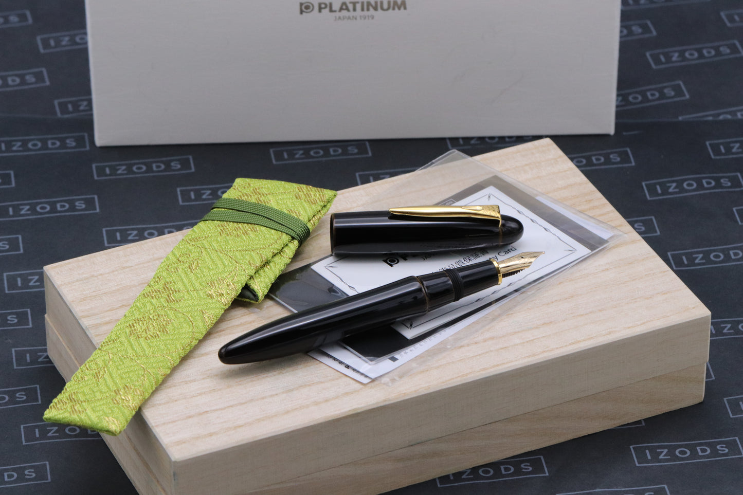 Platinum Izumo Urushi Biwatame Fountain Pen - Broad 'New Style' Nib