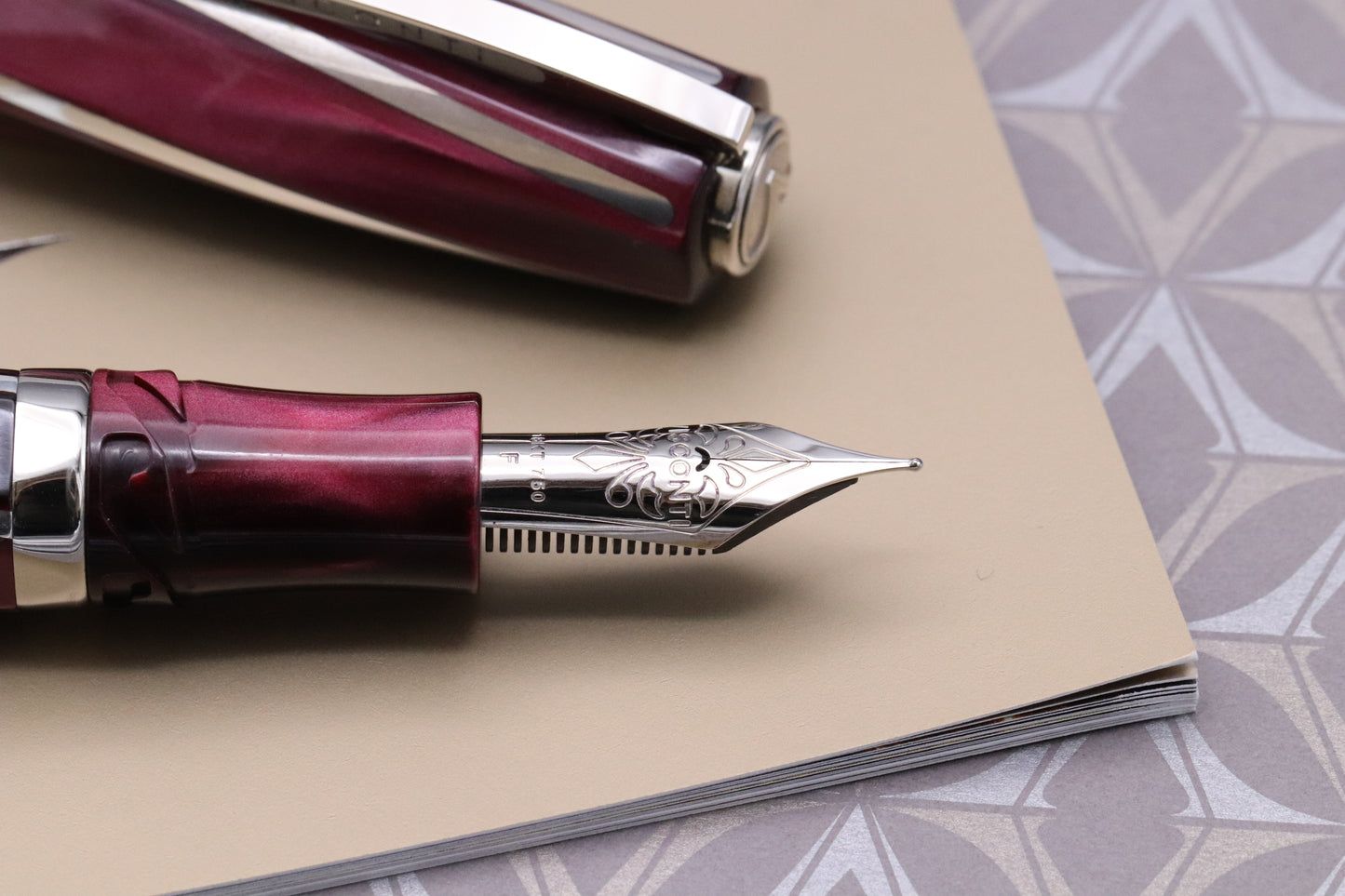 Visconti Divina Oversize Purple Silver Fountain Pen