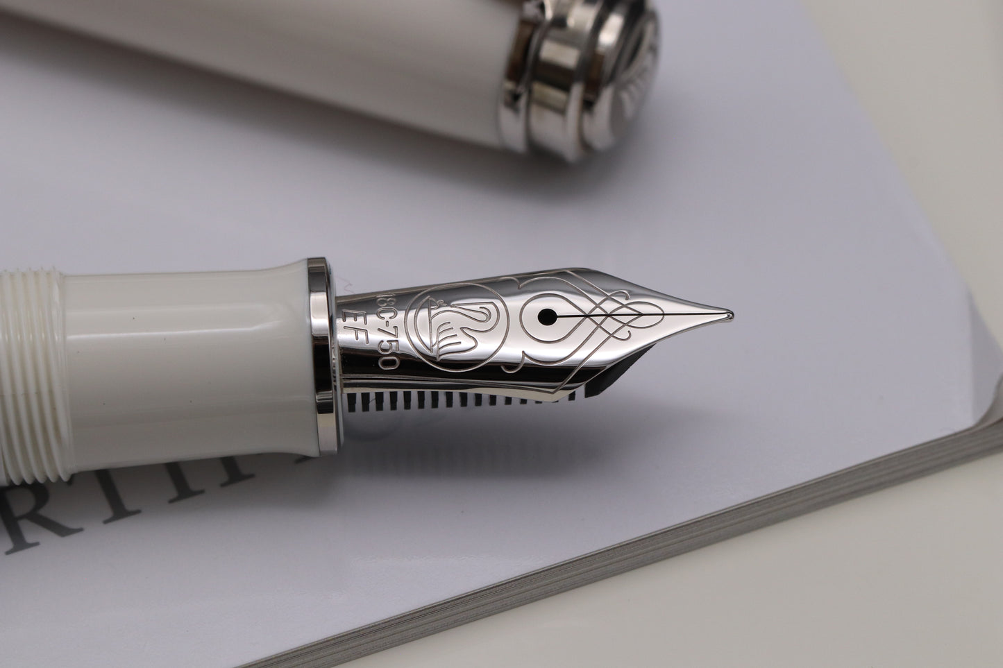 Pelikan Souveran M910 Toledo White Special Edition Fountain Pen - EF Nib