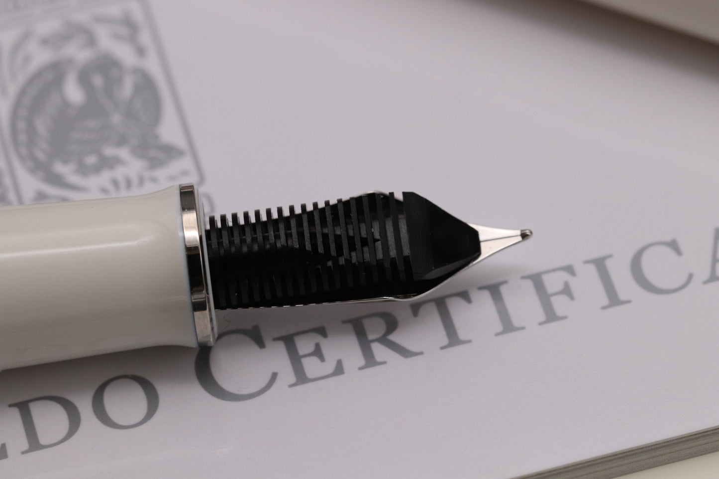 Pelikan Souveran M910 Toledo White Special Edition Fountain Pen - EF Nib
