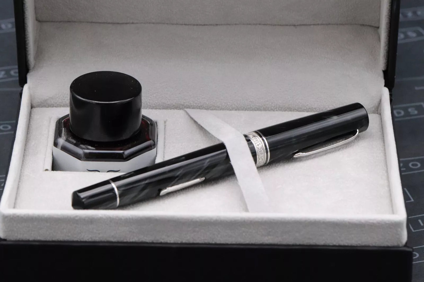 Leonardo Gioiellino Lever Filler Pearl Grey Celluloid Fountain Pen – Broad Nib image 9